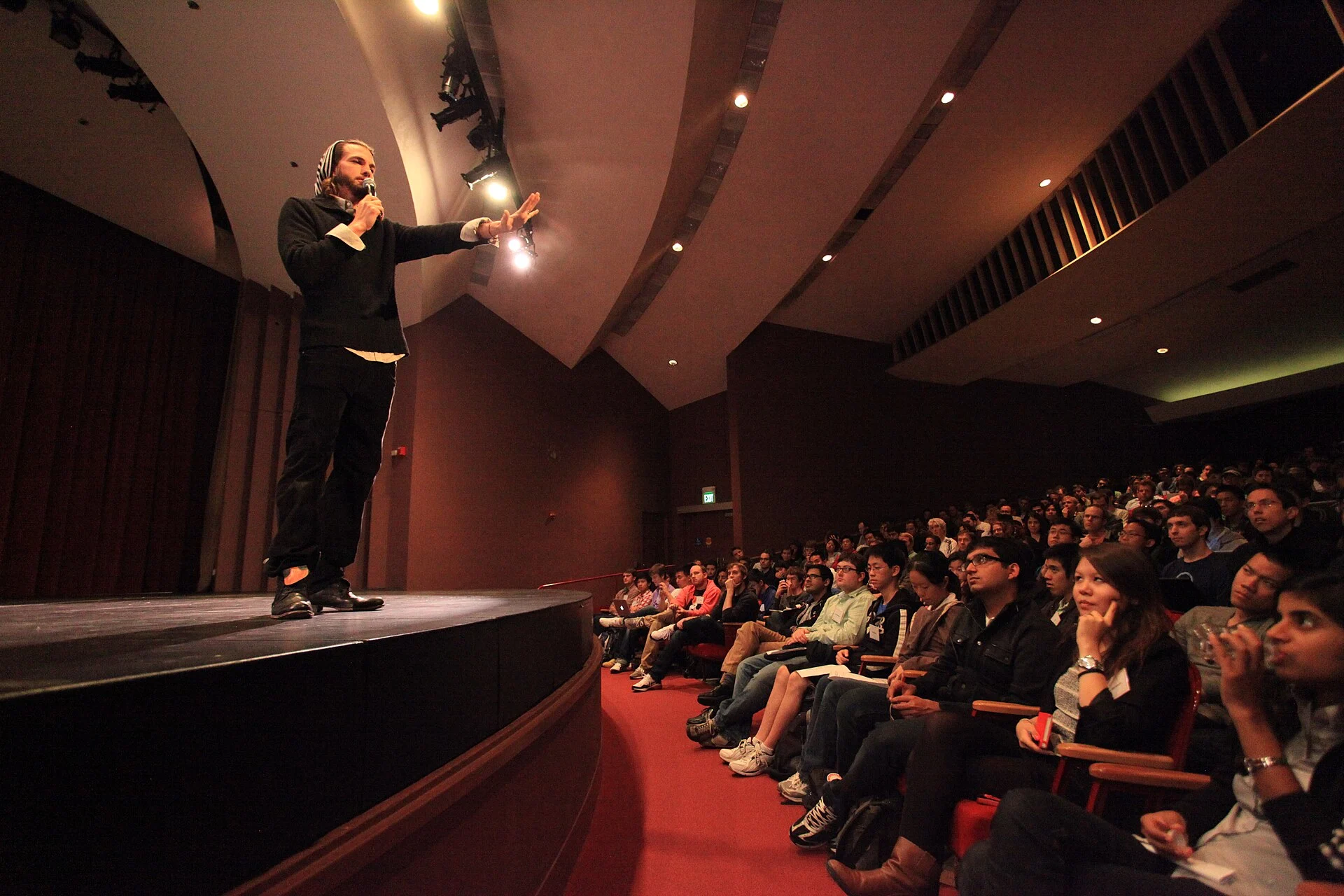 How Y Combinator’s $500,000 Deal Splits Into a Fixed 7% SAFE and an Uncapped One